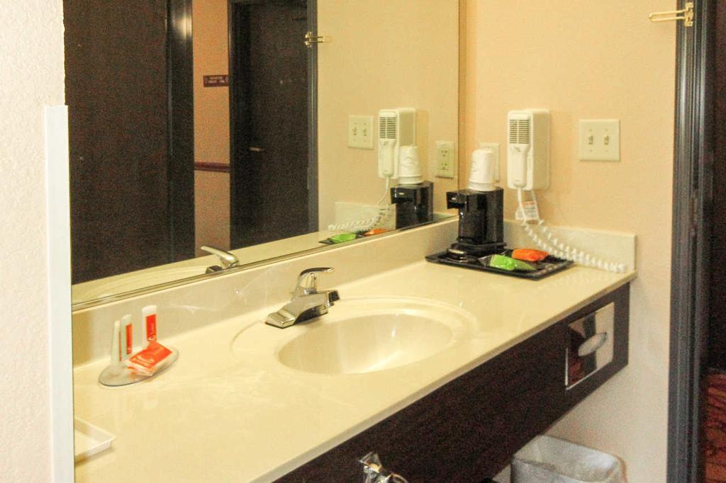 Econo Lodge Inn & Suites Ripley Room photo